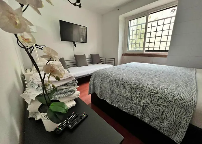 Room In Queluz 11 Minutes From Lisbon
