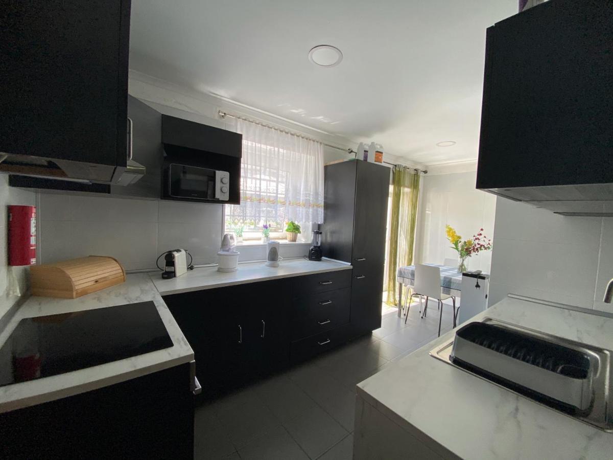 In 11 Minutes From Lisbon Homestay Queluz