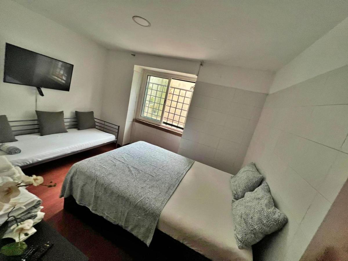 In 11 Minutes From Lisbon Homestay *